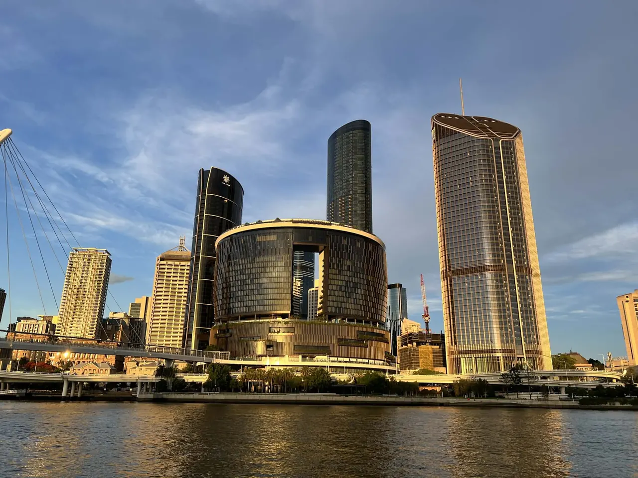 Brisbane Nehri kıyısında şehir merkezi