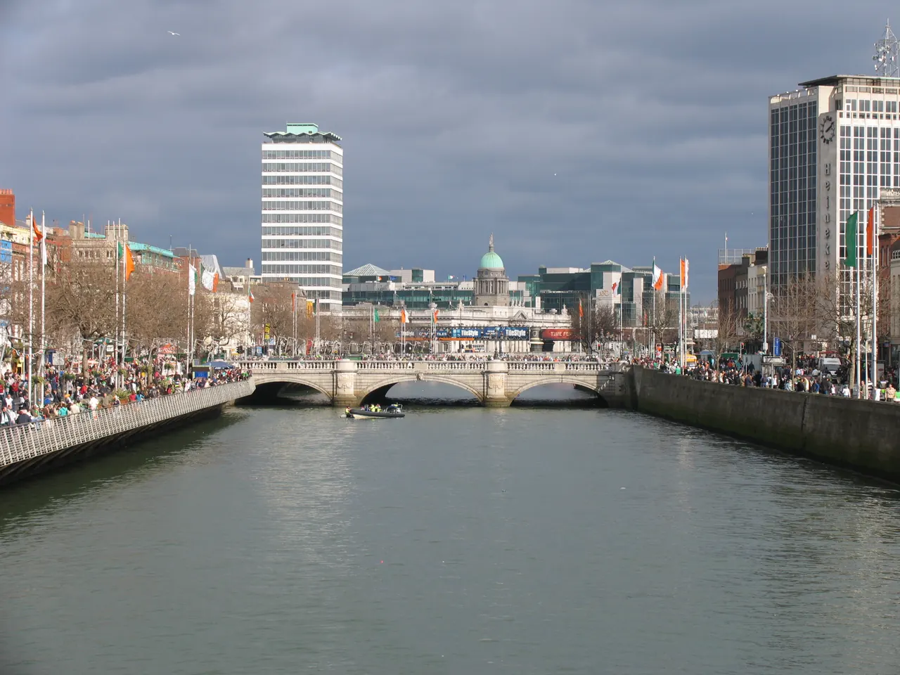 Dublin’de Liffey Nehri ve O’Connell Köprüsü