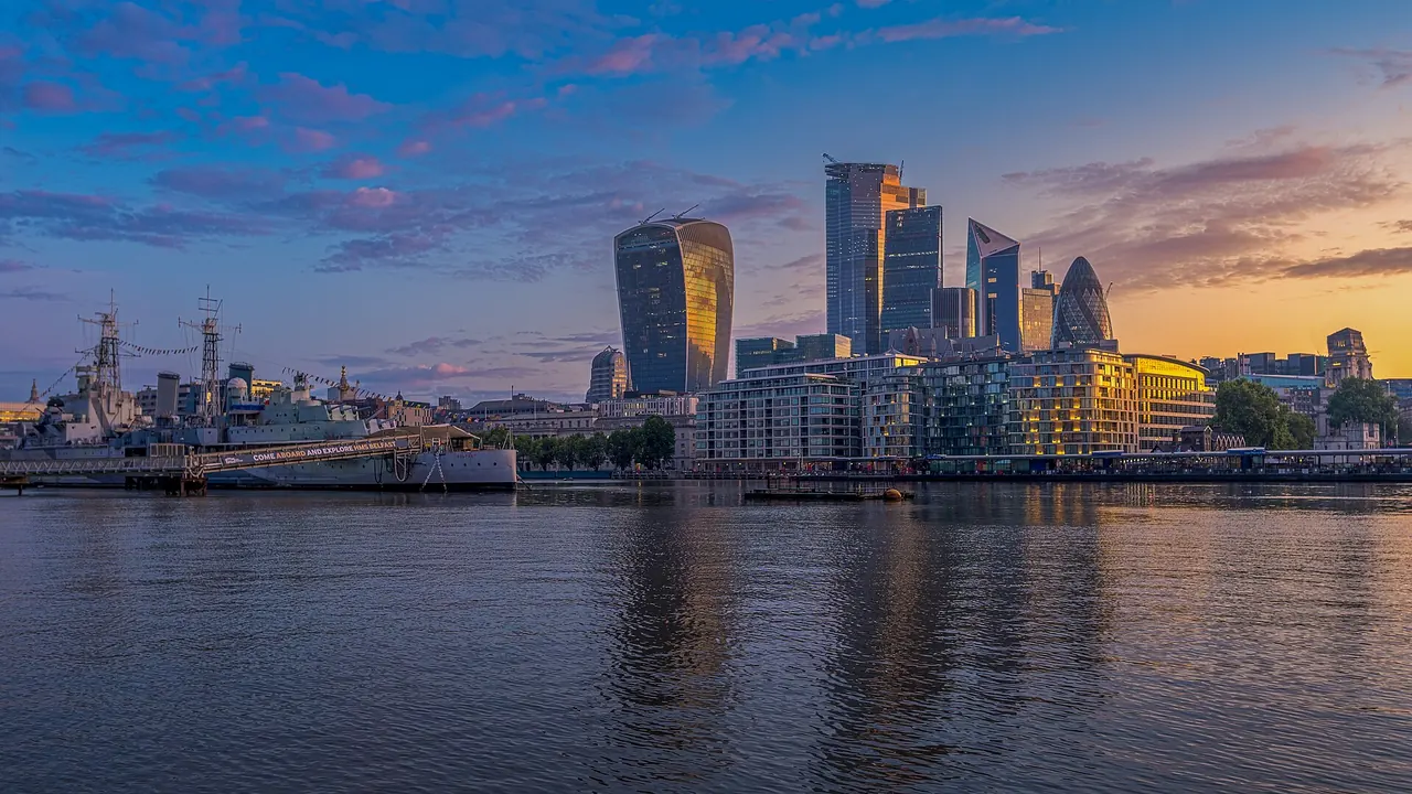 Gün batımında Thames kıyısından Londra’nın finans bölgesi