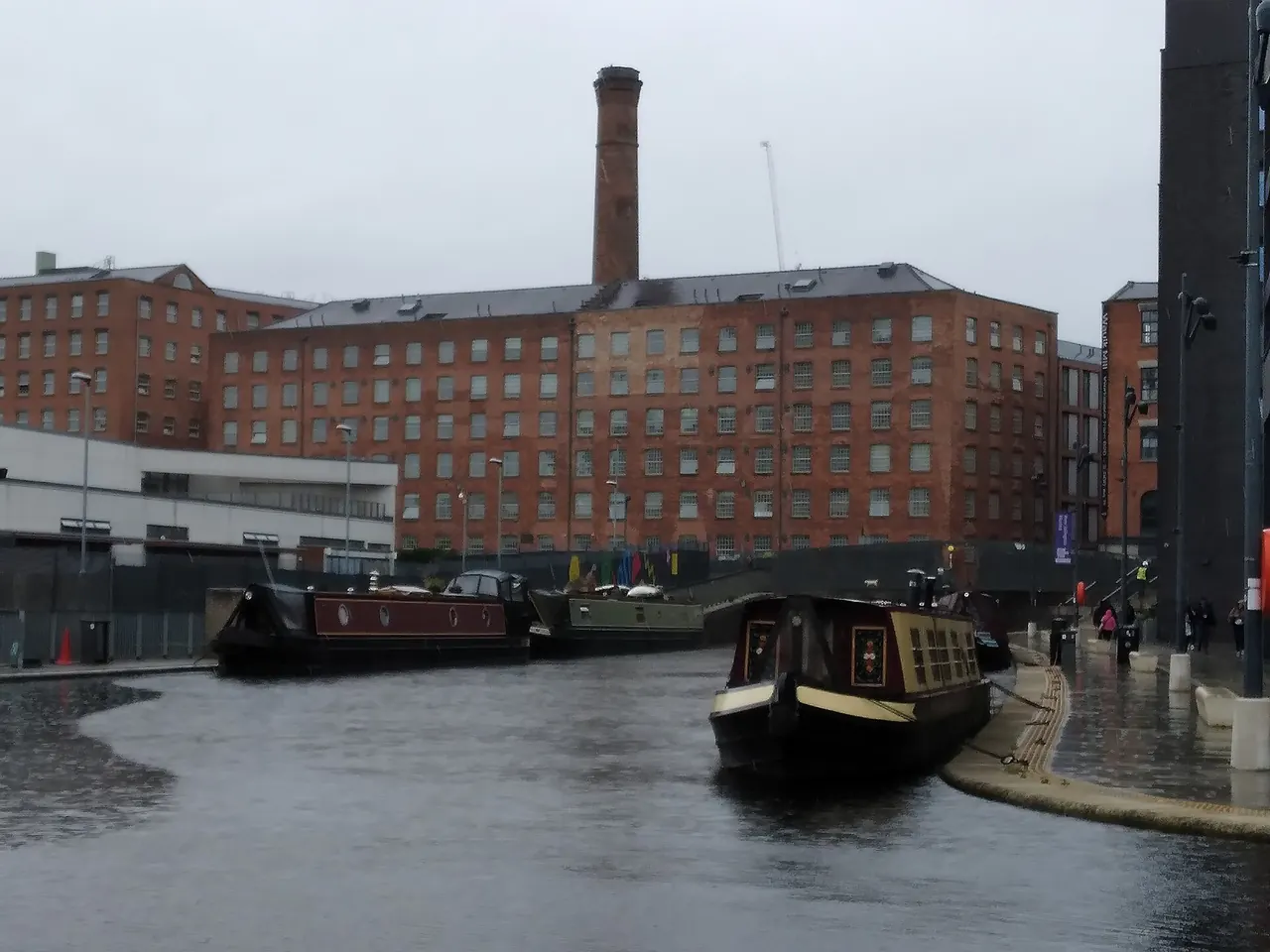 Manchester’da kanal kıyısındaki tuğla fabrika binaları
