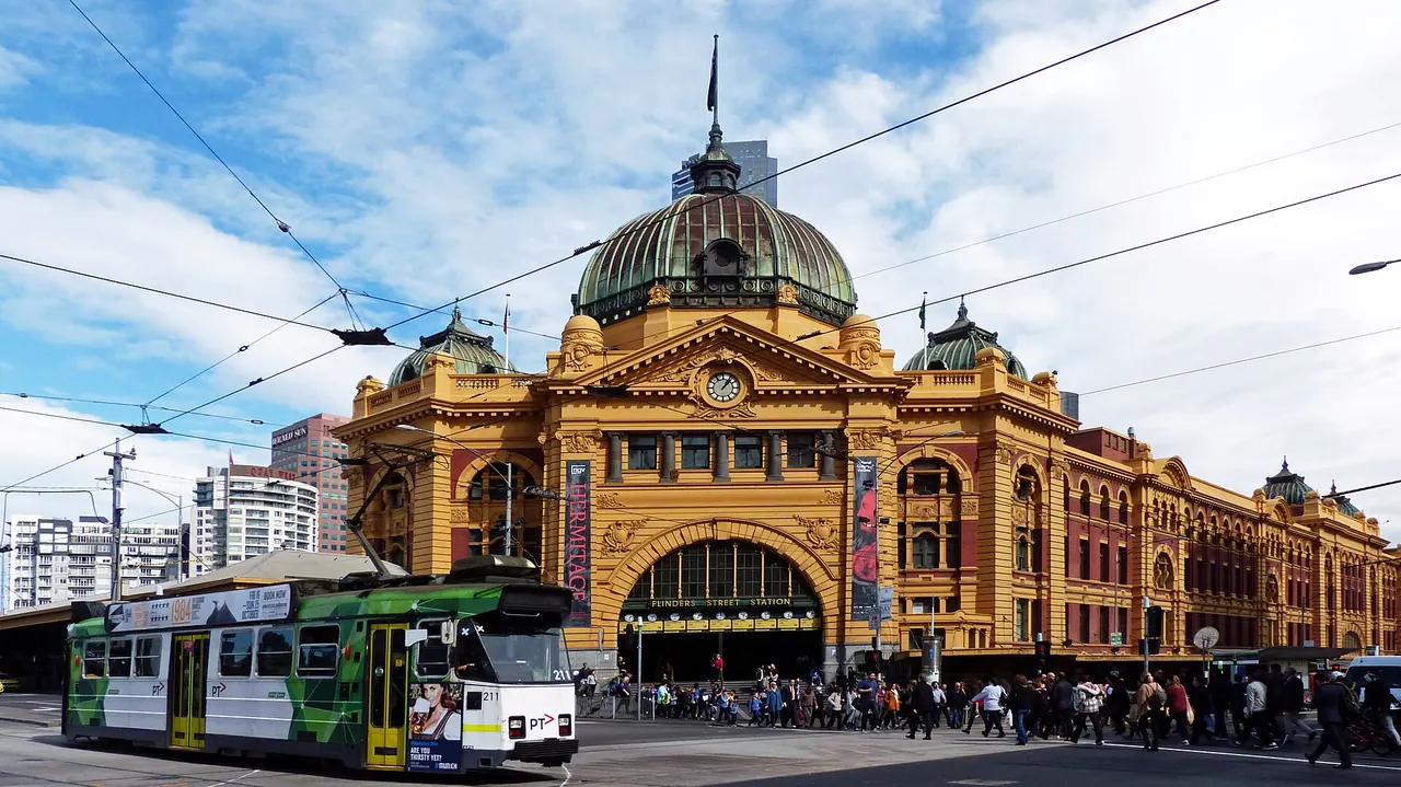 Melbourne’de Flinders Street istasyonu ve tramvay