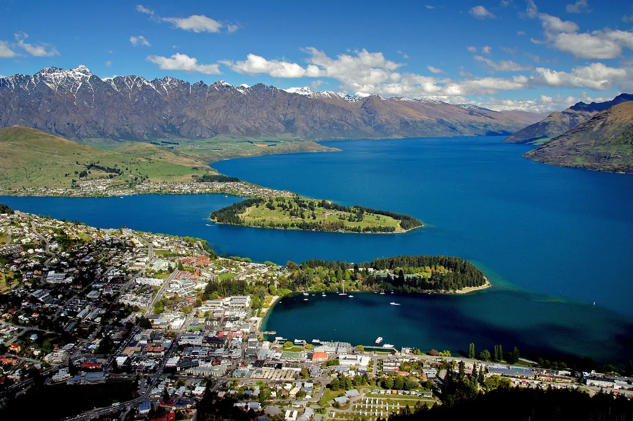 Queenstown ve Wakatipu Gölü’ne kuşbakışı