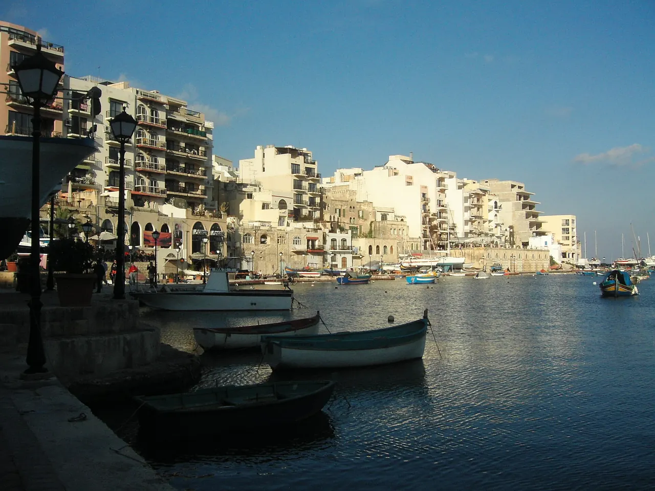 Sliema’da sahil boyunca uzanan binalar ve tekneler