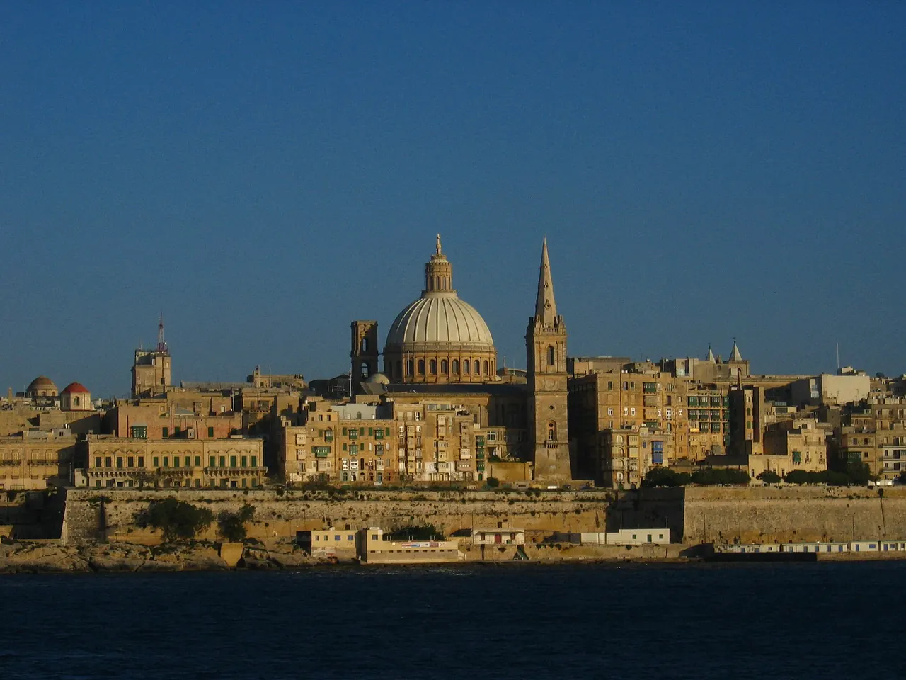 Akşam ışığında Valletta silueti ve kubbe
